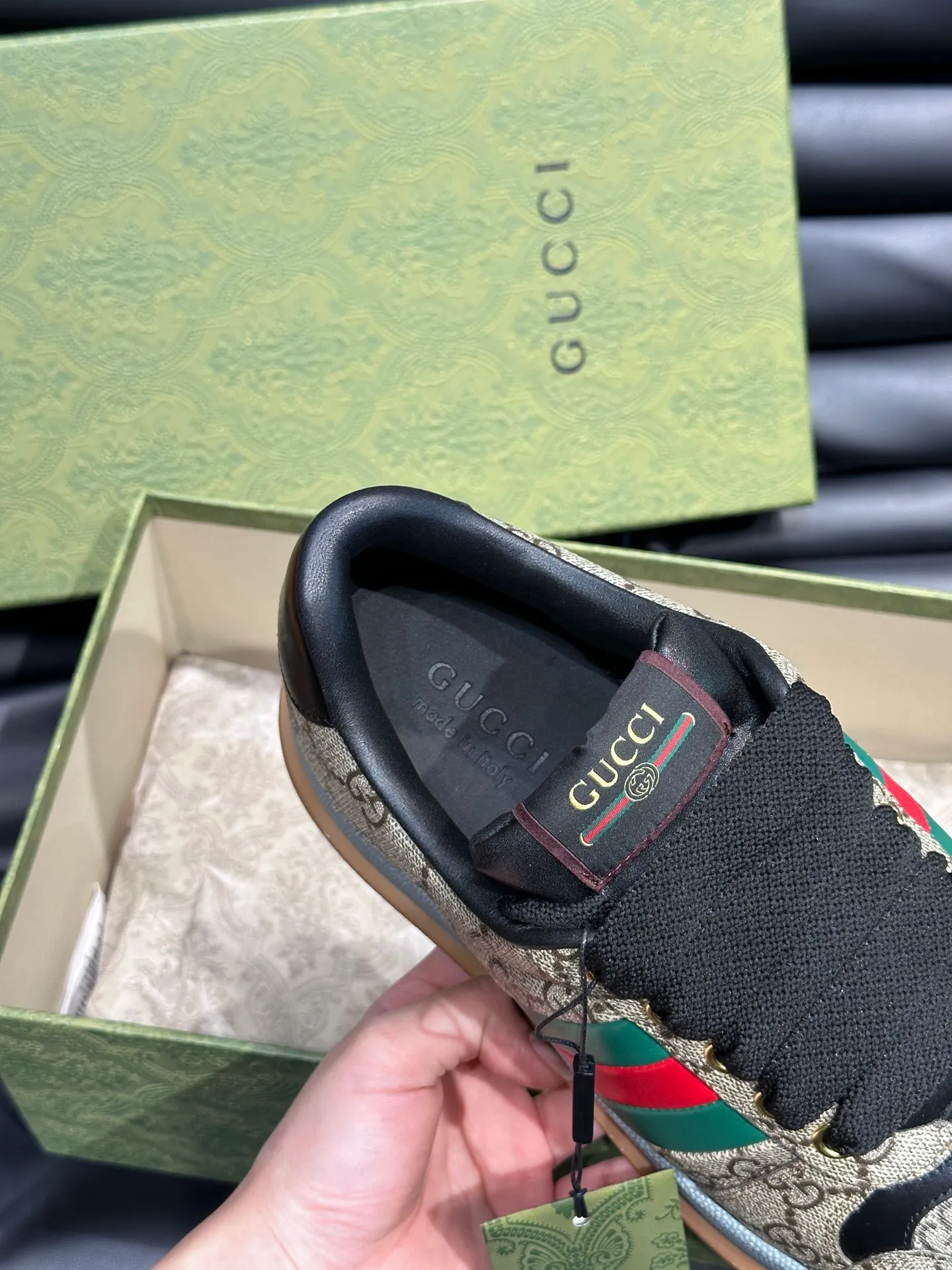 Men's men's shoes 💰p500 "GUCC*" Screener series 👫 Couple style GG thick-soled sneakers, the Screener series is inspired by the classic sneakers of the 1970s, cleverly incorporating the retro Gucci logo, two-color waterproof platform soles, and 5CM thick soles to enhance the aura, conveying the new design concept that a single product should be permanently accompanied by the passage of time, creating a retro distressed effect, decorated with metallic double G oval enamel details! High-quality, versatile classic items, highly recommended. Size female 35-39, male 38-44
